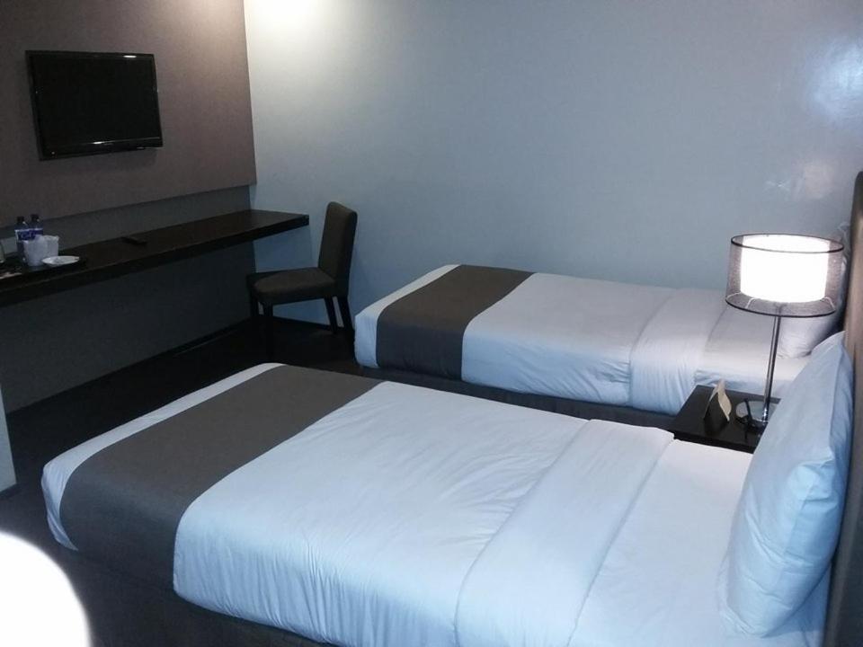 Gt Hotel Iloilo Экстерьер фото